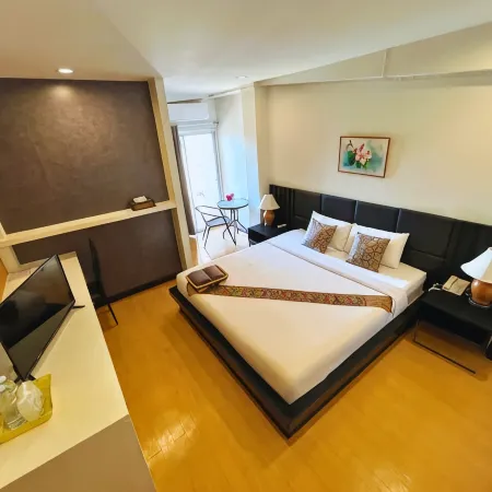 Charoenchit House Отели рядом с достопримечательностью «Площадь Fairy»