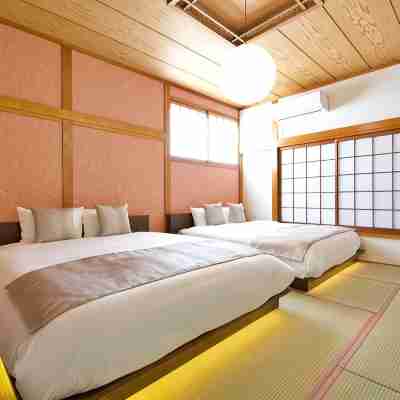 8 minutes from Namba and 40 minutes from Kansai Airport Rooms
