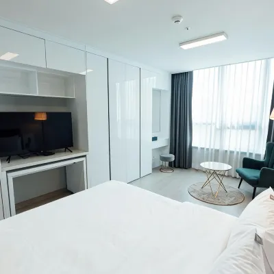 celebrity stay Hotels near سونغدو سنترال بارك