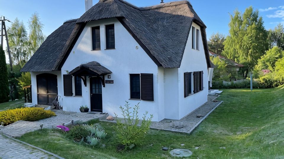 Large Thatched-Roof Vacation Home at the Wolin National Park View of Lake Neuendorf
