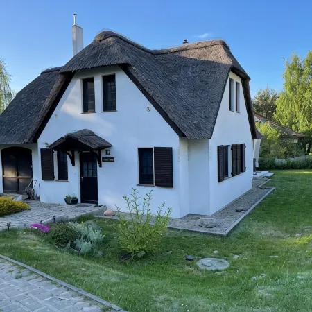 Large Thatched-Roof Vacation Home at the Wolin National Park View of Lake Neuendorf