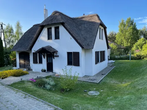 Large Thatched-Roof Vacation Home at the Wolin National Park View of Lake Neuendorf