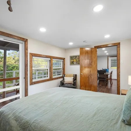 Belaire Lake Retreat, Cozy 2BR with Firepit & Kayaks