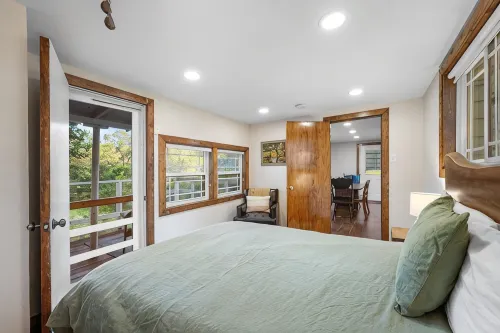 Belaire Lake Retreat, Cozy 2BR with Firepit & Kayaks