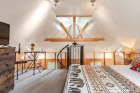 Romantic Cabin: Hot Tub, Fire Pit, Indoor & Outdoor Living, EV Charger