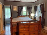 Jenny’s Suites, historic house in Welland, 20 minutes from Niagara Falls. Hotele w: Welland