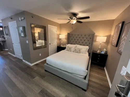 Lake Life Luxury, Lake Geneva, Short Walk To Downtown, Pool View Upgraded Suite - 4-Star