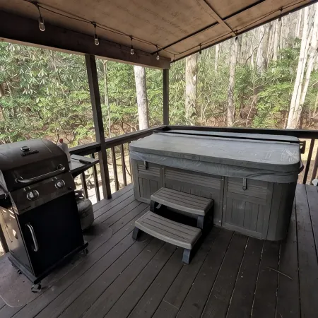 Whispering Creek Cabin – Peaceful, Hot Tub, Firepit & Mountain Escape