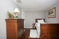 Charming Lake Home on Lake Hopatcong in a quiet cove bring a boat or Waverunner