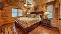 Peaceful Mountain Cabin in Mineral Bluff. Hot Tub, Fireplace & Easy Paved Access - Tiny houses