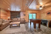 Hannah's Hideaway cabin at Trickle Creek - Hot Tub