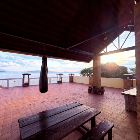 Lakefront Getaway, Taal Volcano Views. Perfect for Relaxation & Adventure!