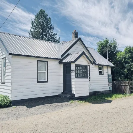 Cozy home Cle Elum 2BR/1BA, AC, EV charging, near downtown & highway access