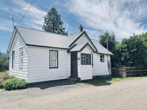 Cozy home Cle Elum 2BR/1BA, AC, EV charging, near downtown & highway access