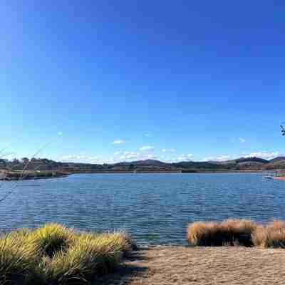 Stylish 4 bedroom 3 bathroom lakeside townhouse Others