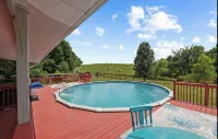 Fall in Hocking Hills, Luxury Cottage with Hot Tub, Fire Pits, & Pond - Uima-altaat