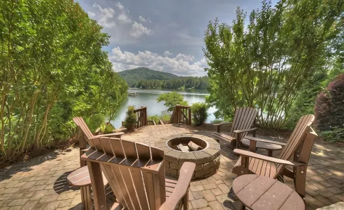 LAKE COTTAGE on deep water w/ MILLION $$ views! Newly Renovated HGTV style decor - バルコニー
