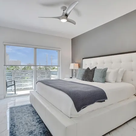 Amazing Beach Location w/Pool, Spa & Gym! Modern & Spacious Family Home.