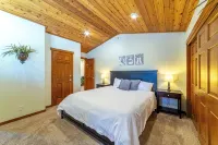 Luxurious condo with private hot tub, steps from the village and adventure! - 4 tähden