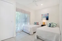 Sunny 2 bedroom 1 bathroom,  north facing balcony free use bikes & kayaks & wifi - 3-Star