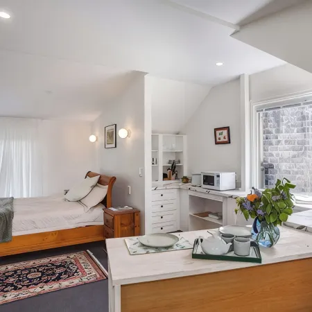 Spacious, quiet, private loft studio 7 minutes walk to Exeter village centre