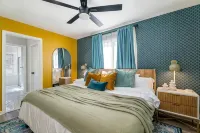 Neon Dream Lodge! Pickleball, Hot Tub, Theater - 4-Star