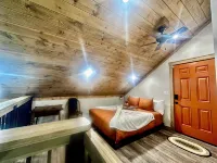 Secluded cabin next to creek with hot tub + fire pit. Walking distance to river. - Hytter