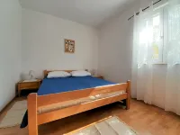 Apartment Tihana with 2 bedrooms and garden view, family-friendly - Parvekkeita