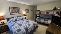 Remodeled Condo w/ FREE WiFi, Parking, Heated Pool, Hot Tubs, Skier Shuttle