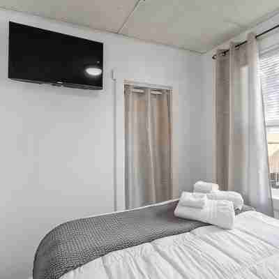 10 Min Walk to Lake w/Private HOT TUB & patio! Rooms