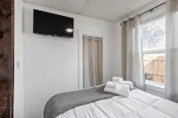 10 Min Walk to Lake w/Private HOT TUB & patio! - 3성급