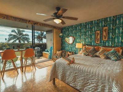 ATOMIC TIKI – live like a local at Magic Sands Beach!