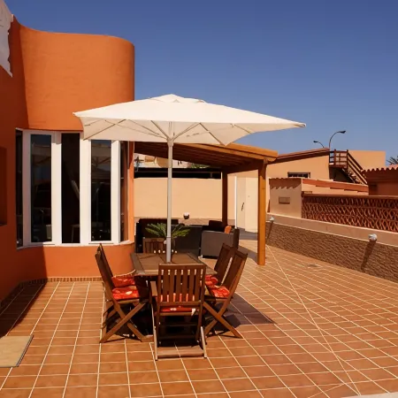 4 Bed Villa in Town, 10m Pool, Kid Slide, Pool Fence, BBQ, Outdoor Lounges