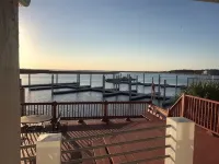 Flamingo Villa -Waterfront home, private dock with sunset views  for 10 guests Hotels in Steinhatchee