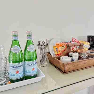 Petite Hillside Cottage on Private Estate w/Pool Dining/Meeting Rooms
