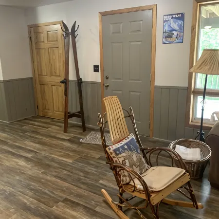 Newly renovated, hot tub and 1 mile from town, across from Holimont!