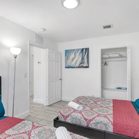 SPACIOUS 2bd, washer/dryer, private patio, grill