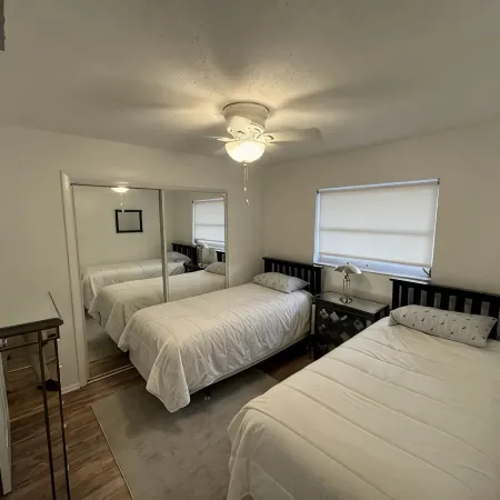 Venice Island! 3 Block Walk to Beach. Close to Sharkey's and the Pier.