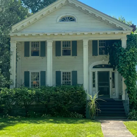 Kilburn Manor 1820 Historical house