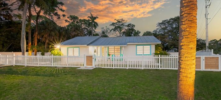 Pet Friendly Stuart Oasis Beach House Отели в г. Стьюарт