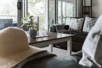 Kookaburra - Private One Bedroom Cottage with Lake View