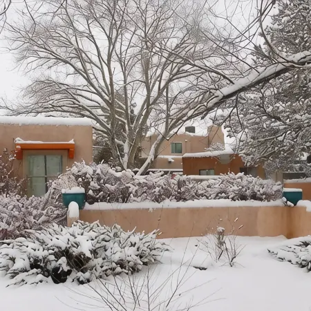 Randy's Roost -- Private unit within an artists home/studio and gallery.