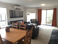 Majura House - home away from home - Bungalow