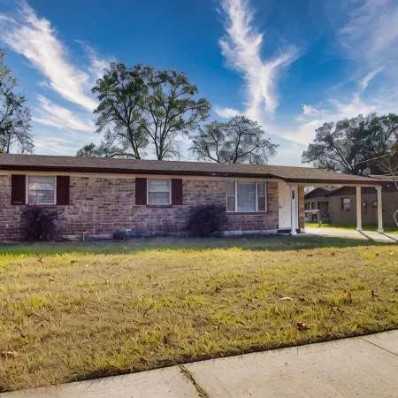 Cozy 3/2 in Orange Park, Pet Friendly.