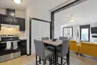 5 mins to Grand Park, 15 mins to Ruoff, pet-friendly, peaceful environment!