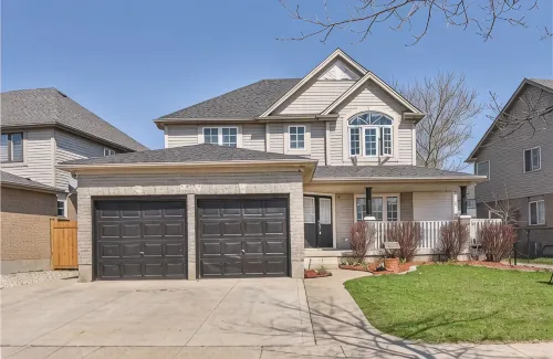 Spacious 5 Bedroom Home in Cambridge - Homestays