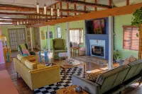 Fun cottage w/VIEW, minutes to downtown Eureka Springs, Beaver Lake, White River - 4-Star