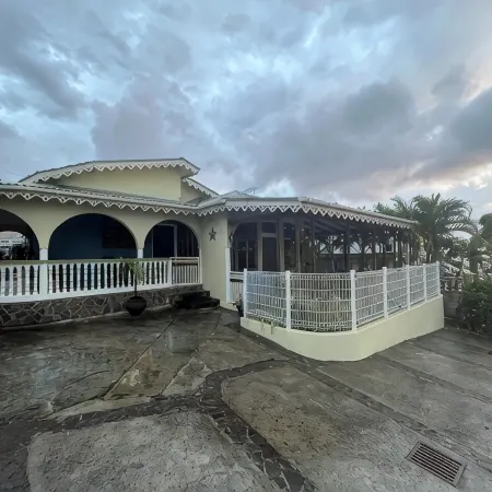 Palm Breeze Villa - Charming 3-Bedroom Villa with Private Pool!