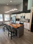 Newley built modern home. Close to lakes and down town food and restaurants. - 3 tähden