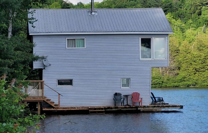BOATHOUSE - 2 BEDROOM WATERFRONT COTTAGE SPRING & SUMMER STILL FALL AVAILABLE!